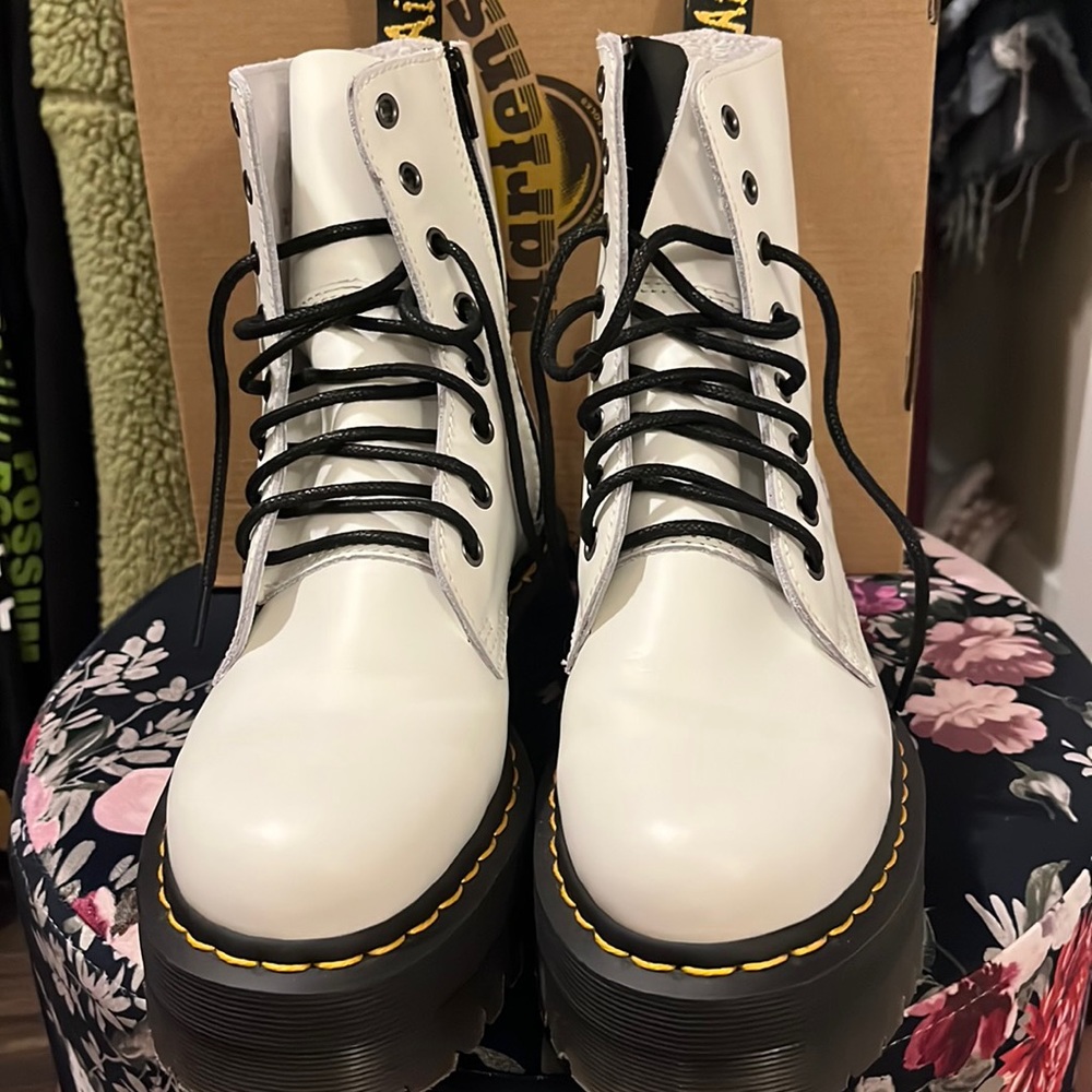 NEW Dr Doc Martens Jadon Platform 8-Eye Boots US 7M 8W White Smooth Leather